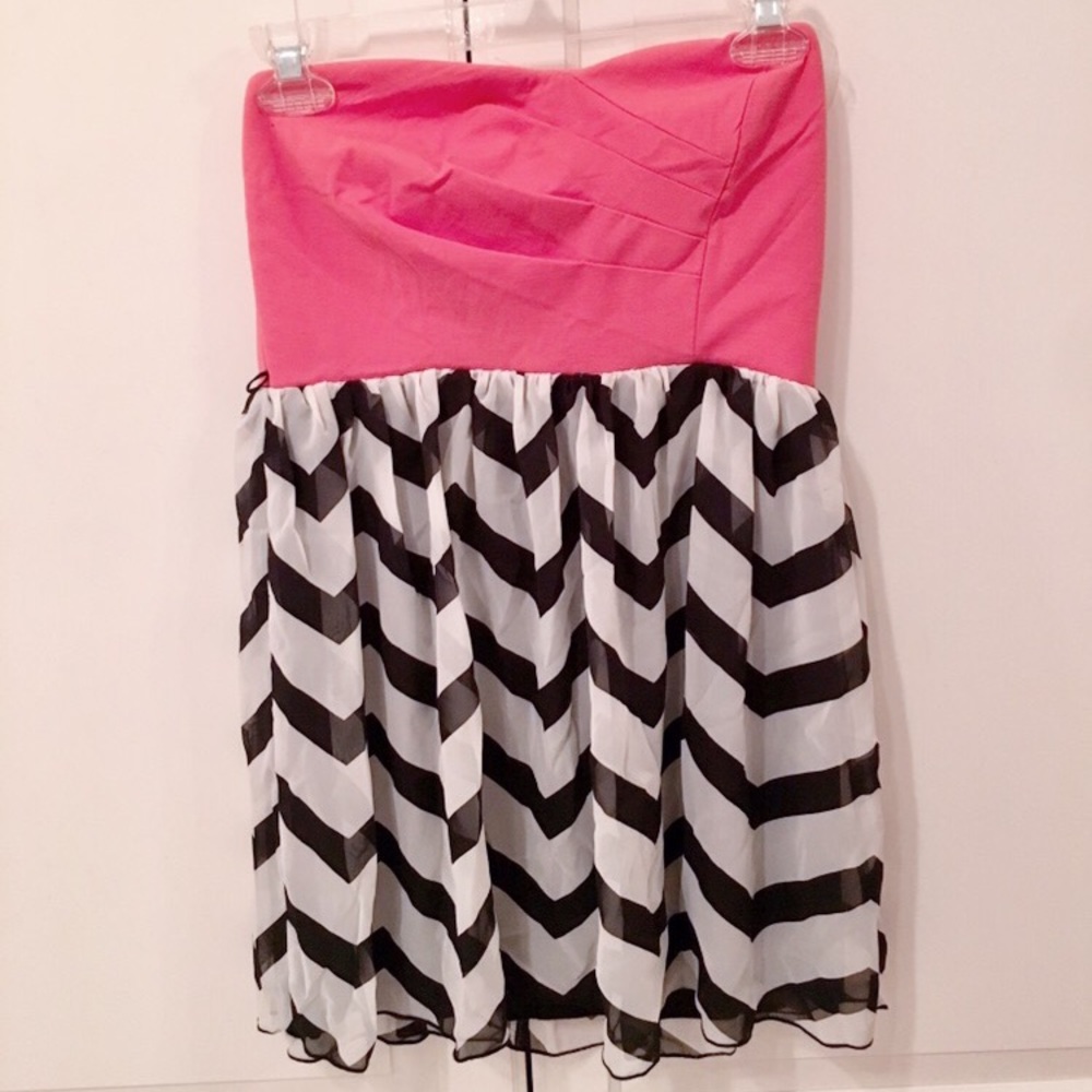 🆕 Hot pink and black&white chevron dress